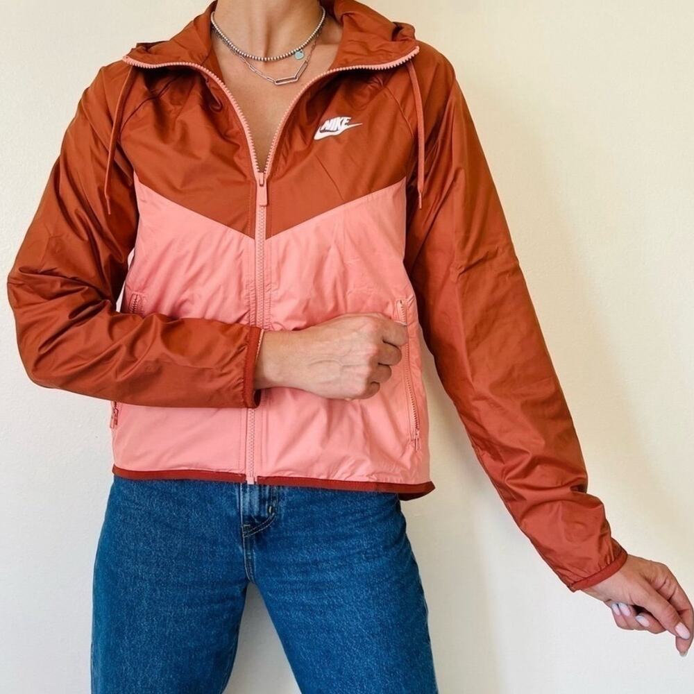 Nike Women's Windbreaker Full Zip Hooded Jacket in Pink Quartz/Dusty‎ Peach.